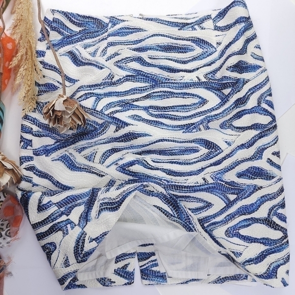 WORTH Blue White Patterned Embroidered Skirt Sz 8 - Picture 2 of 12